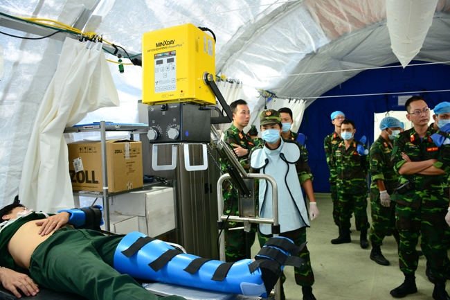 Chụp X-quang vùng chân bị gãy.